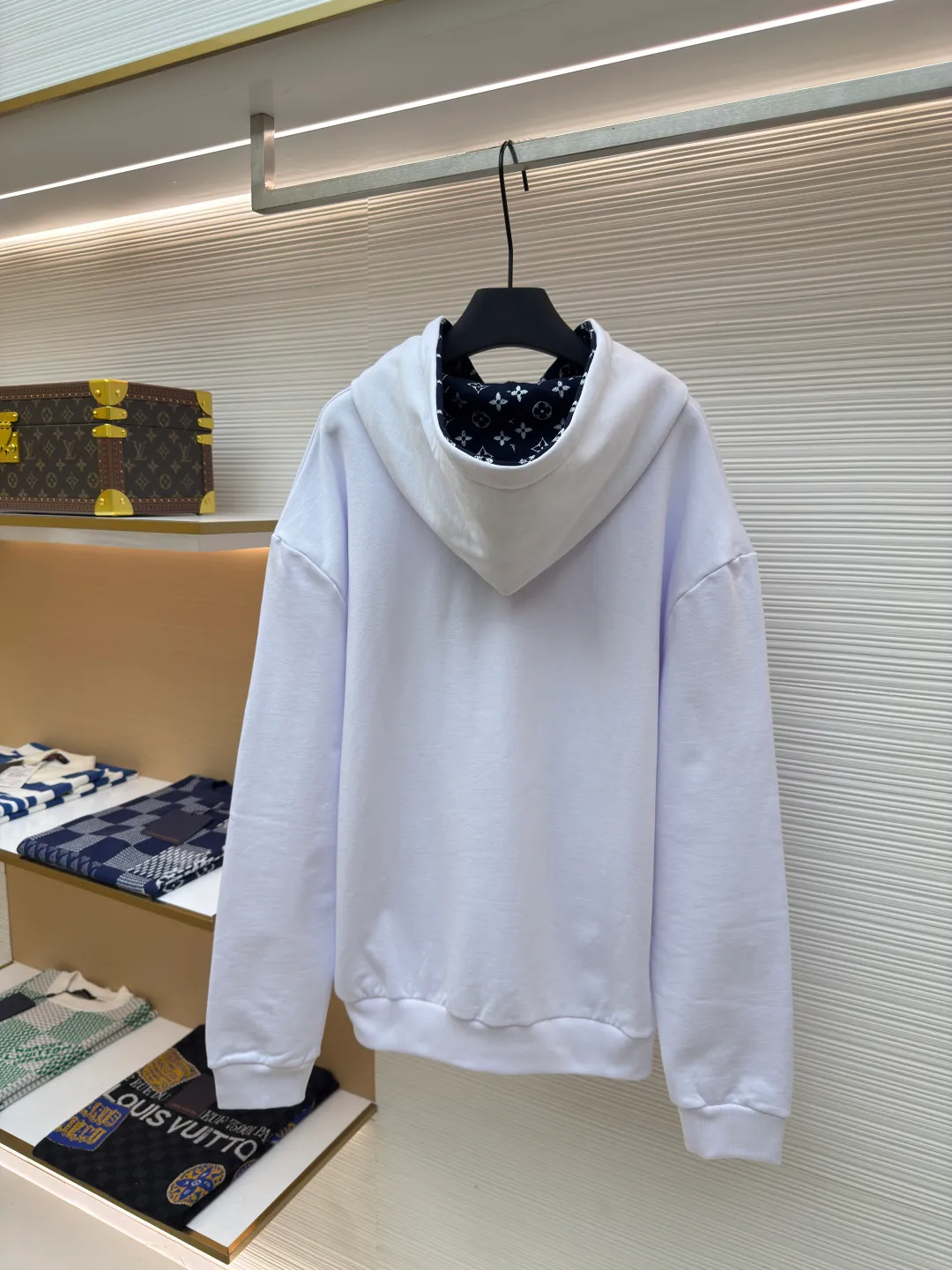 LOUIS VUITTON small logo hooded sweatshirt ●Authentic product: Purchased and developed by 10989 ●Item number: 1680307-A65 ●Fabric: pure cotton fabric ●Technology: jacquard production ●Version: fitted version ●Weight: about 850 grams ●Size: S-M-L-XL ●Description: Using pure cotton yarn for weaving, special weaving and finishing techniques are used. In addition, the production process of scale base fabric is relatively complicated and requires multiple processes to complete. The printing process combines the bright colors of glue printing with the characteristics of high-density elastic materials, allowing the printed pattern to better adapt to the expansion and contraction of the fabric. The hot brick process refers to the technology of fixing hot diamonds on clothing fabrics through high-temperature ironing, adding a unique visual effect. Accurately mark the location of the ironing tile pattern to ensure precision when ironing. Same style for men and women!